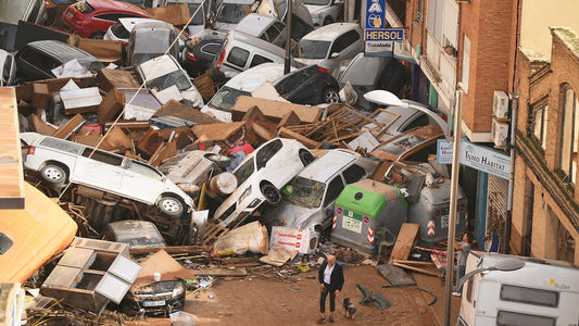 A barricade of cars swept away by the current is one of the effects of the DANA; Image Source: https://elpais.com/